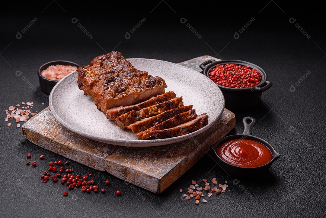 Carne assada com molho ao lado