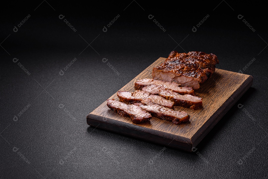 Tábua com cortes de carne assada deliciosa