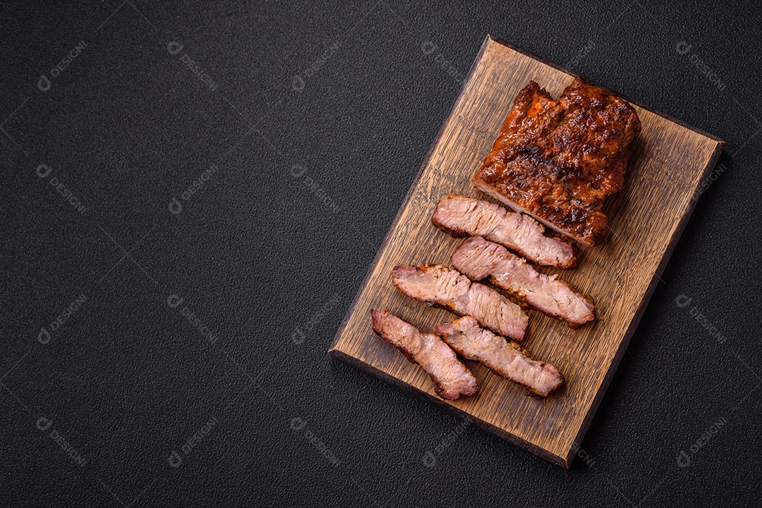 Cortes de carne assada na tábua