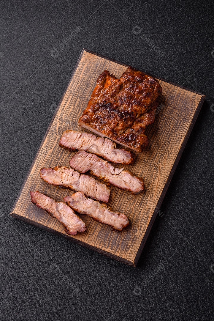 Carne assada sobre tabua de madeira