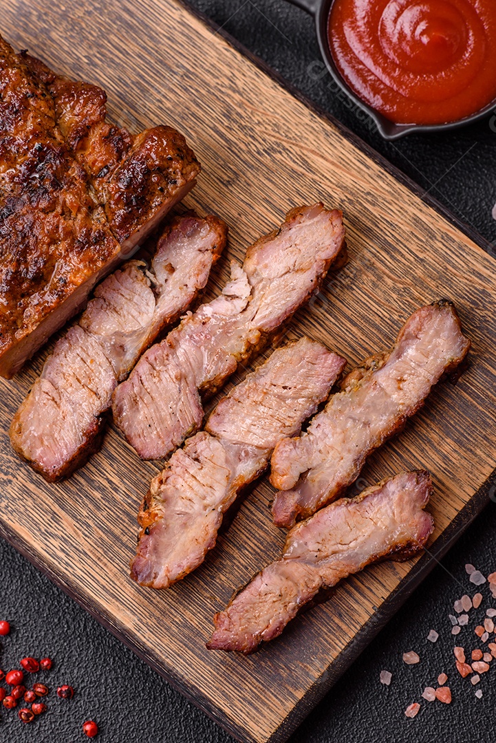 Cortes de carne assada na tábua