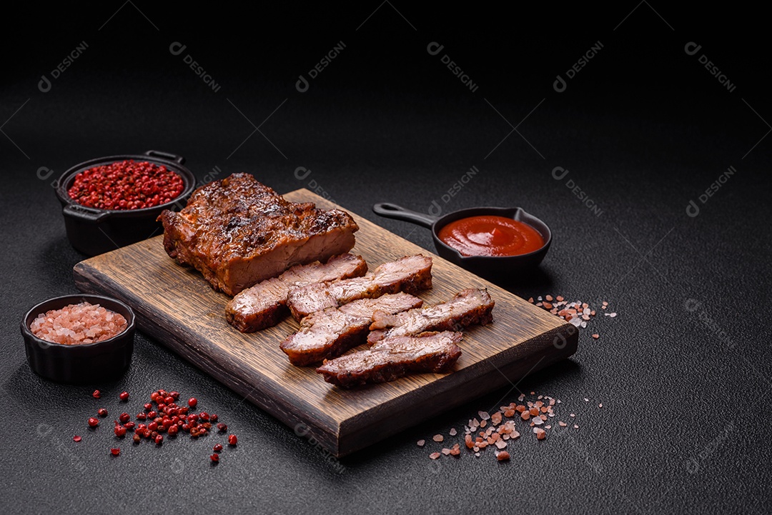 Tábua de madeira com churrasco delicioso