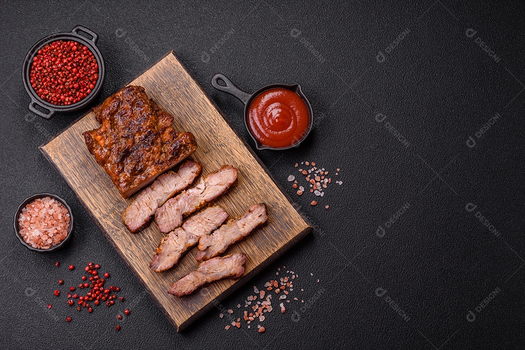 Tábua de madeira com churrasco de carne bovina