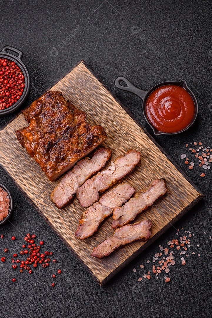 Tábua de madeira com churrasco de carne bovina