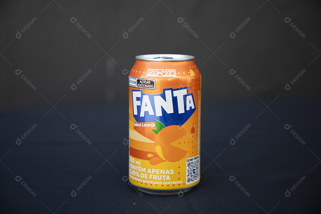 Lata de refrigerante de laranja