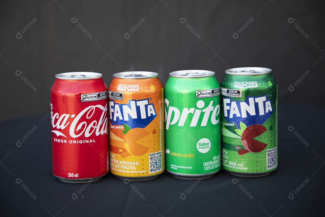 Latas de refrigerantes juntas