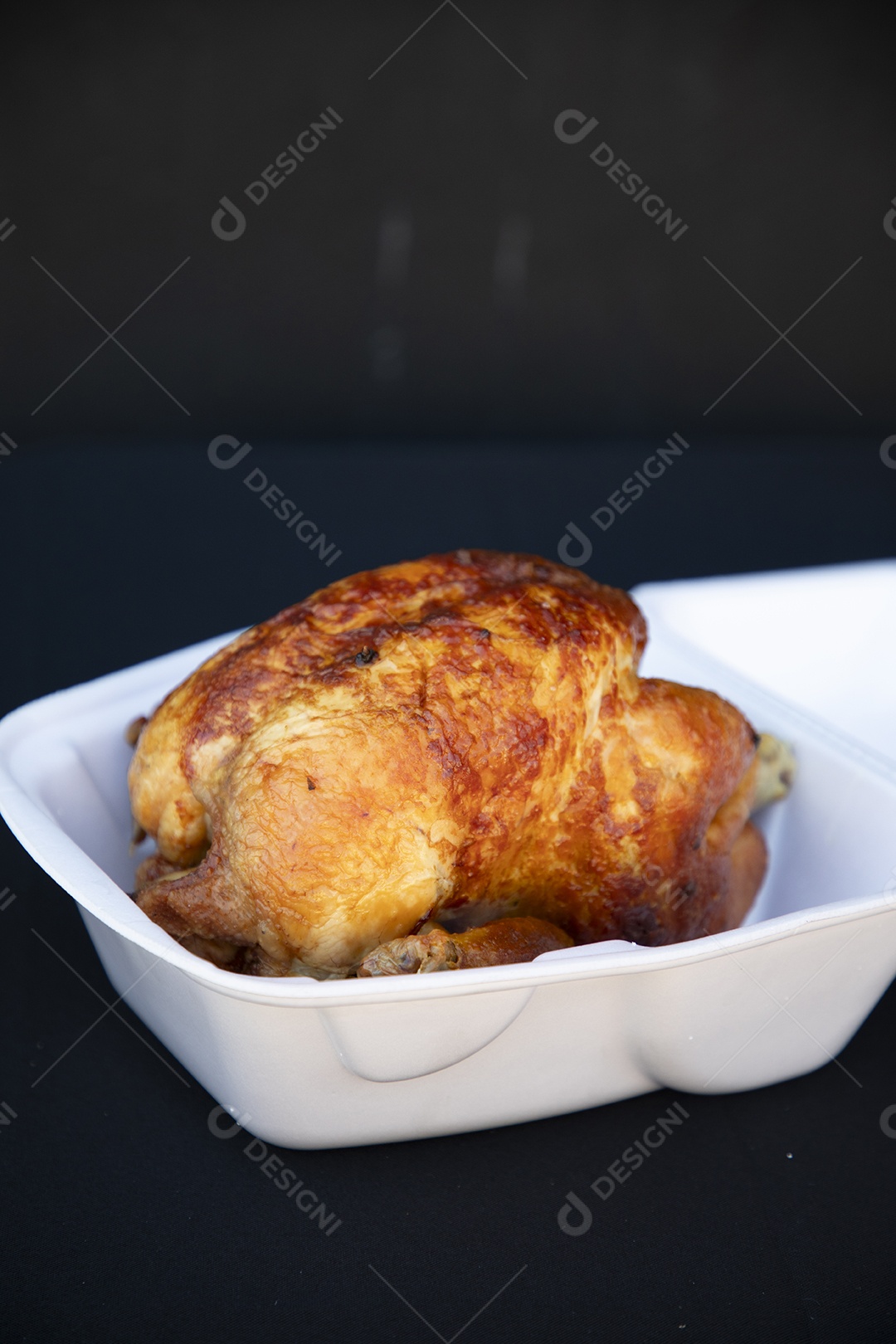 Frango assado na vasilha de isopor