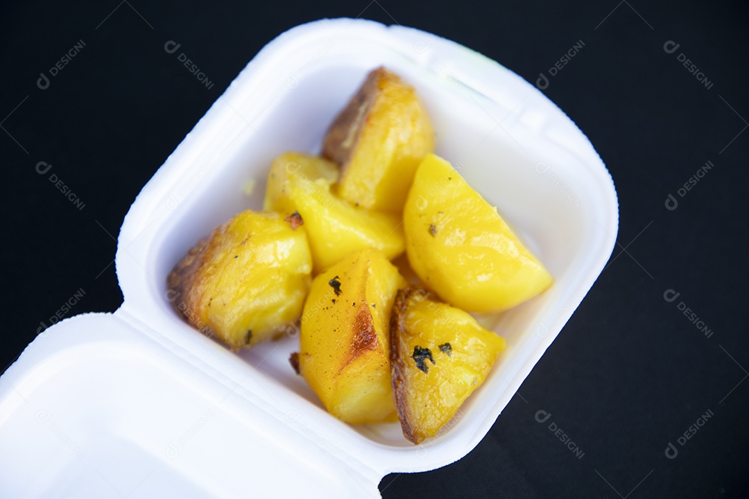 Hamburgueira de isopor com batatas assadas