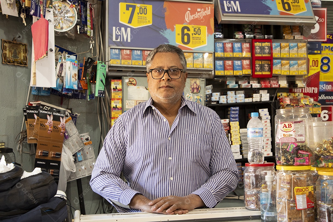 Homem com mãos sobre balcão de uma supermercado