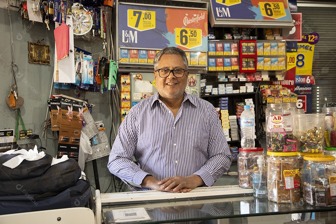 Homem feliz no balcão de um supermercado