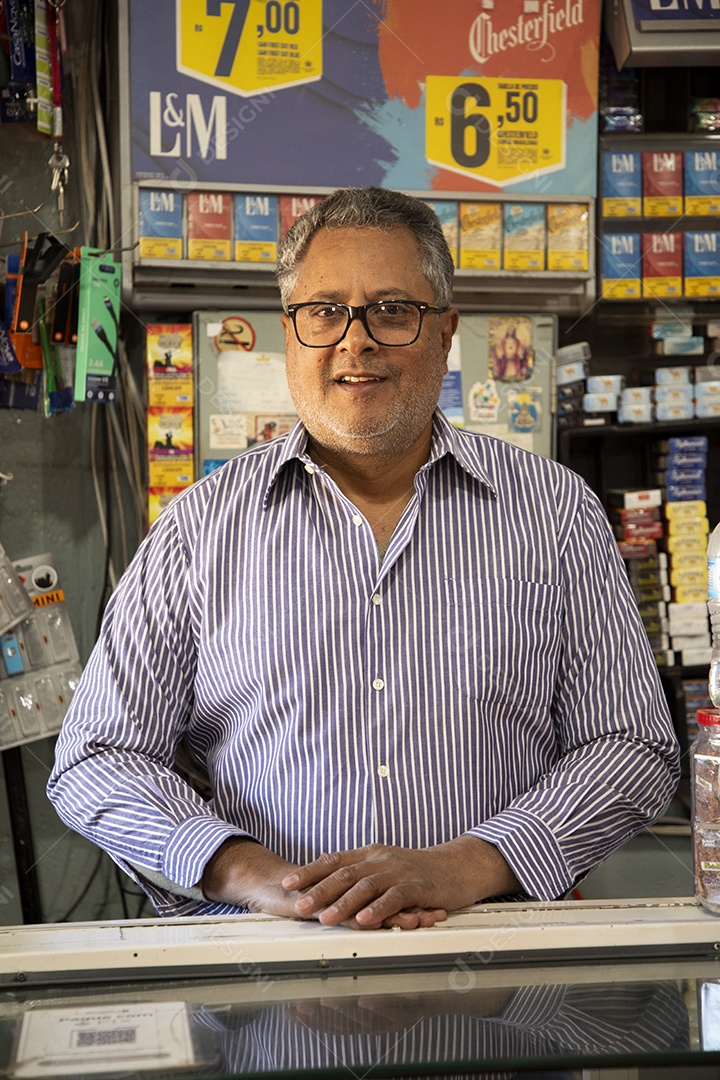 Homem no balcão de uma mercado