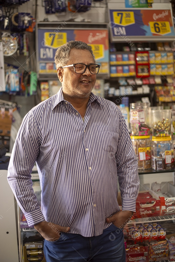 Homem feliz com mãos nos bolso