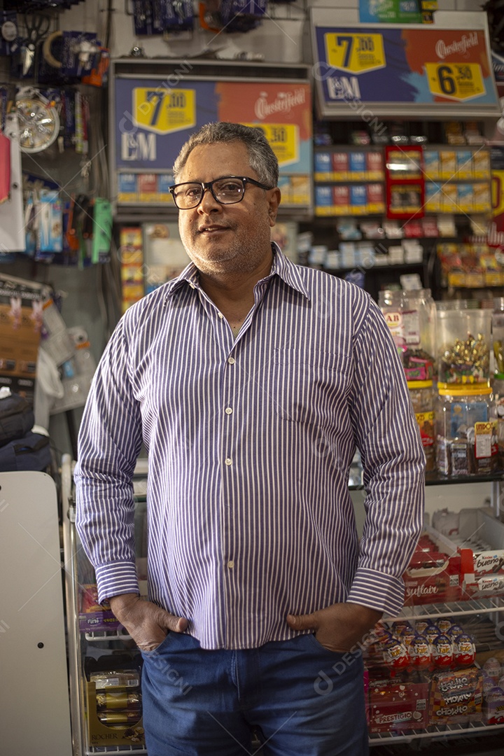 Homem com mãos no bolso na frente de balcão de mercado