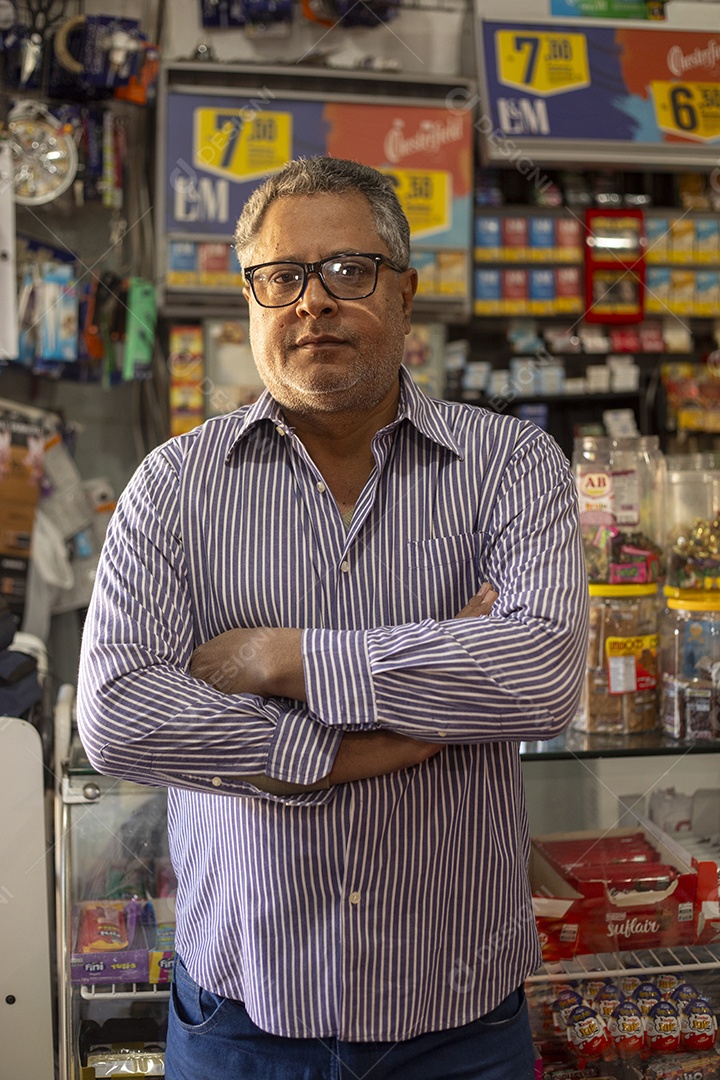 Homem na frente de balcão de mercado