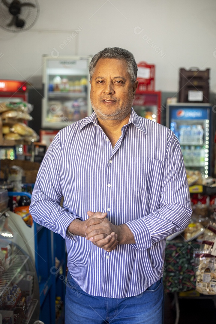 Homem trabalhador mostrando seu supermecado