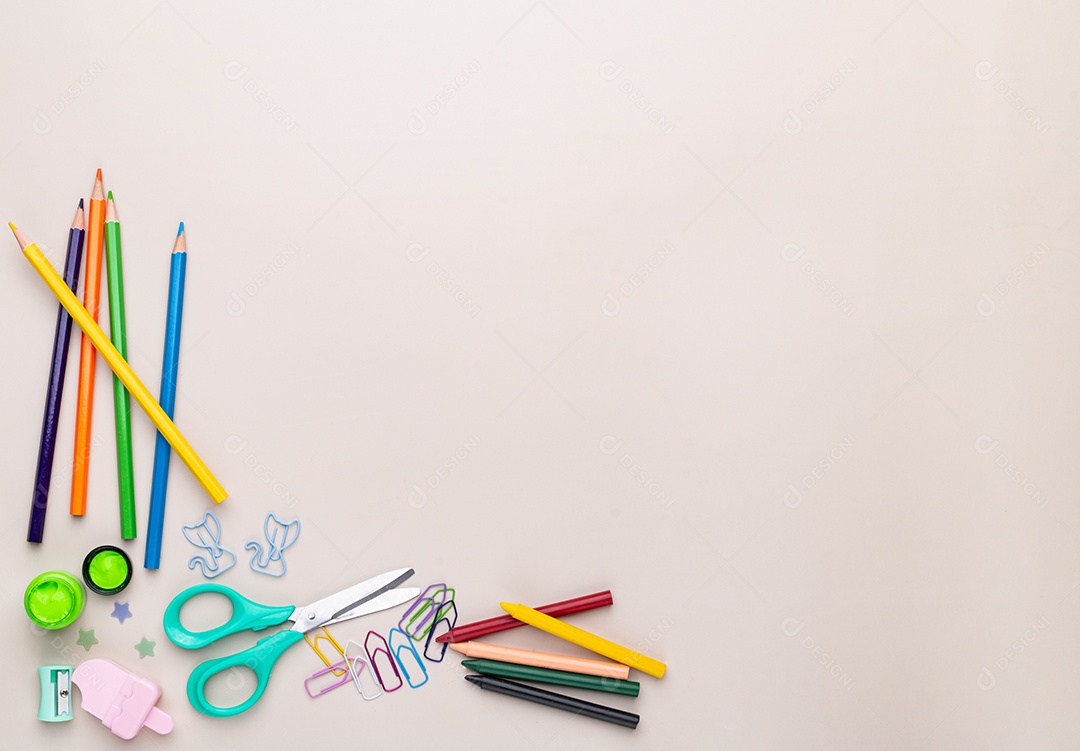 Lápis de cores tesouras clips e apontador sobre um fundo pastel