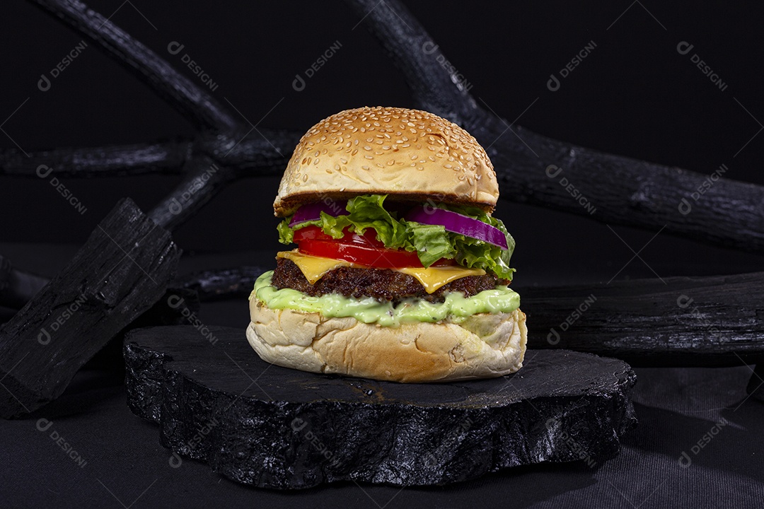 Hamburguer lanche delicioso sobre pedaço preto