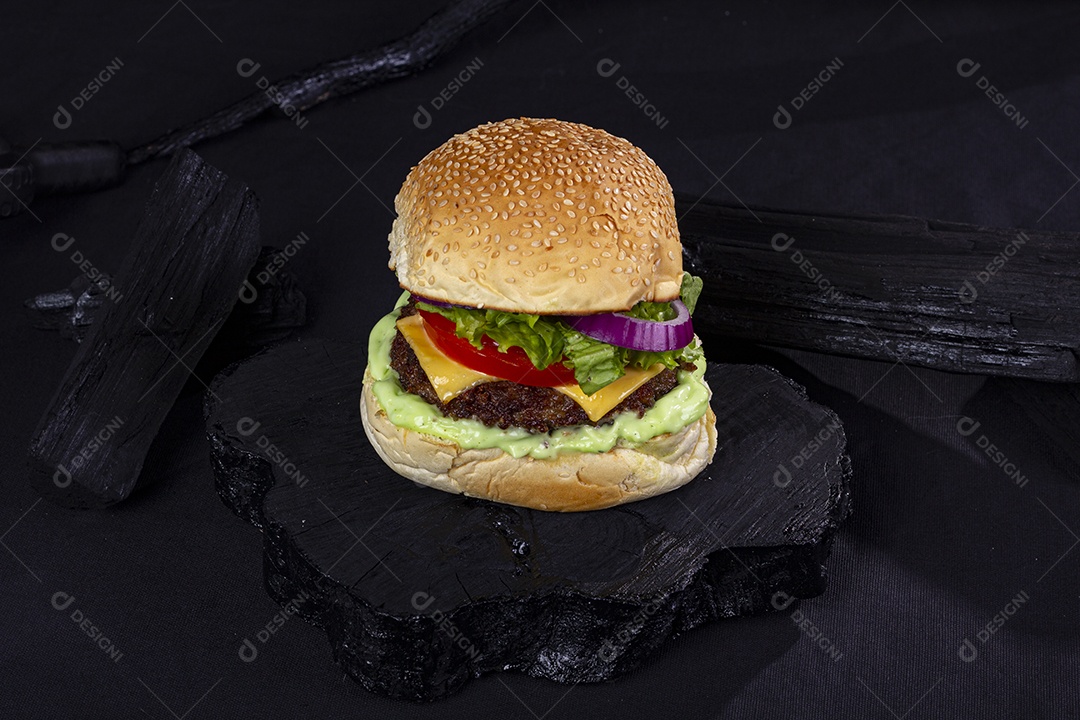 Hamburguer lanche delicioso sobre pedaço preto