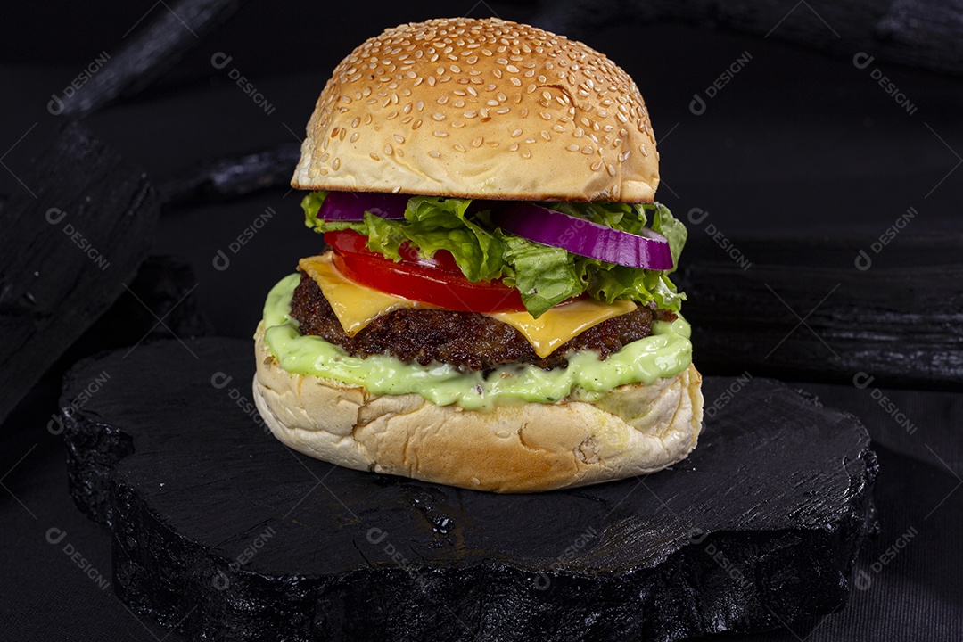 Hamburguer delicioso gigante sobre pedra preta