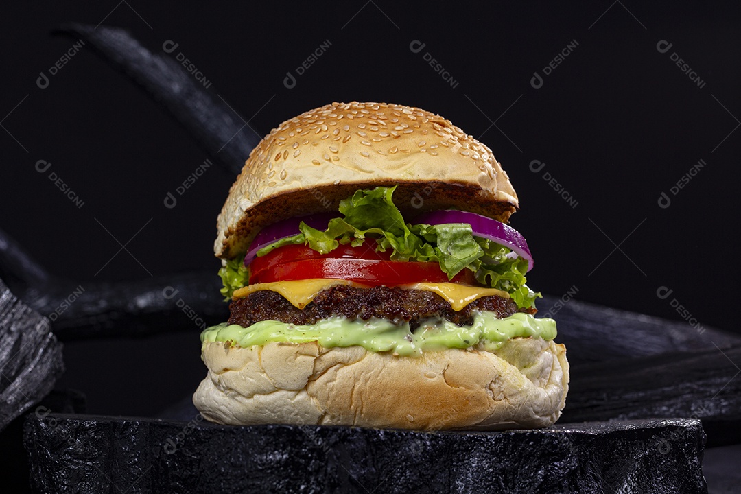 Hamburguer delicioso grande sobre fundo preto