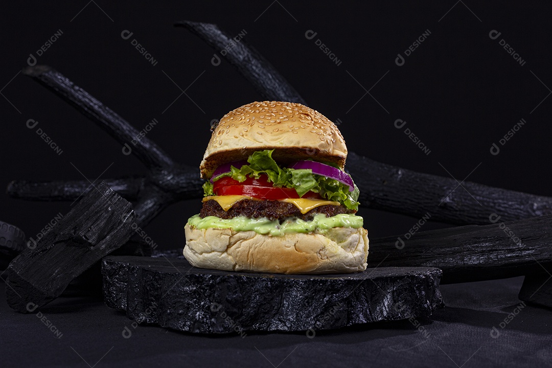 Hamburguer delicioso gigante sobre pedra preta