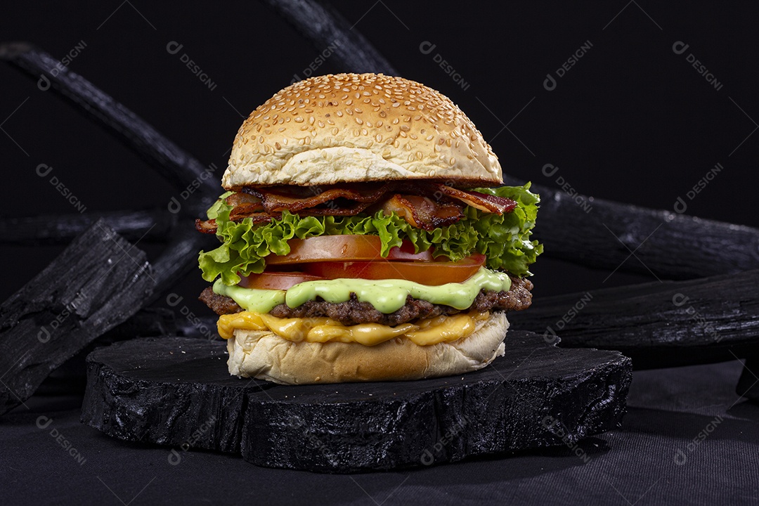 Hamburguer delicioso gigante sobre pedra preta