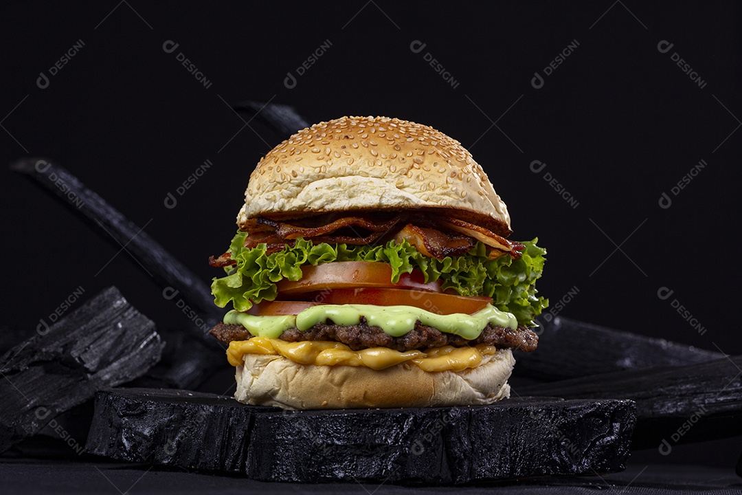 Hamburguer delicioso gigante sobre fundo preto