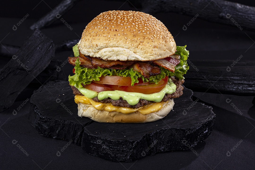 Hamburguer delicioso grande sobre fundo preto
