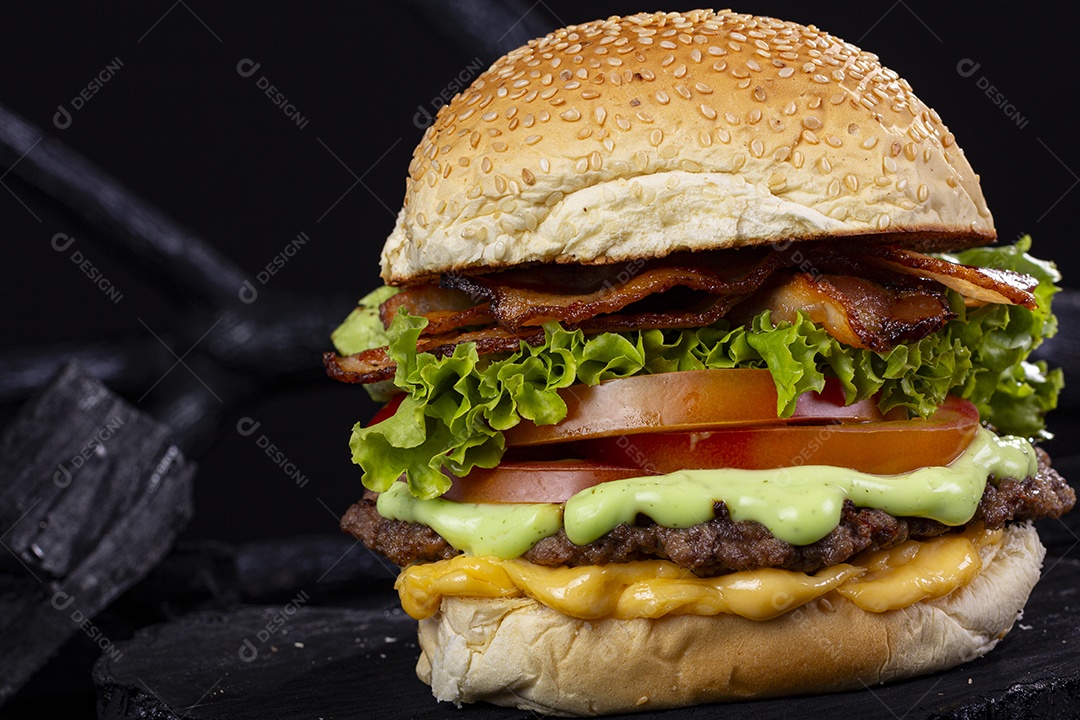 Hamburguer delicioso grande sobre fundo preto