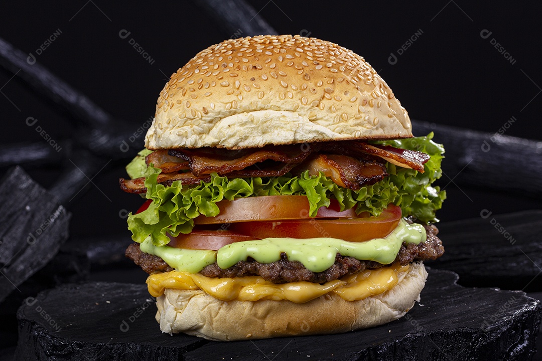 Hamburguer delicioso gigante sobre pedra preta