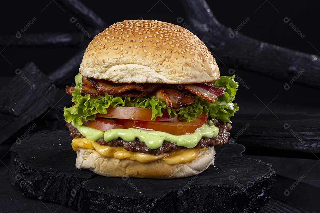 Hamburguer delicioso gigante sobre pedra preta