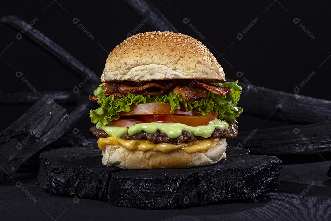 Hamburguer delicioso gigante sobre pedra preta