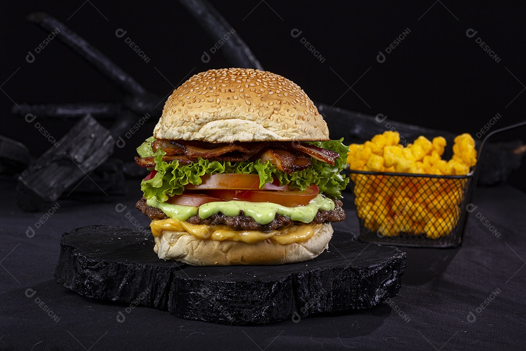 Hamburguer delicioso gigante com batatas ao lado