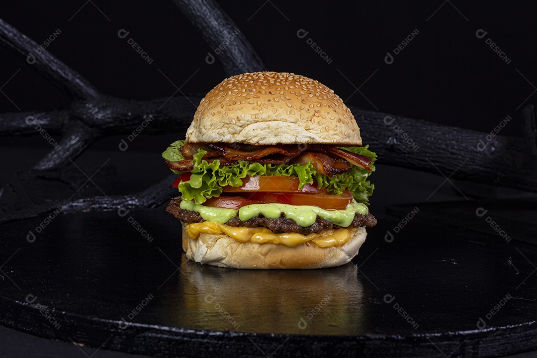 Hamburger gigante sobre mesa preta