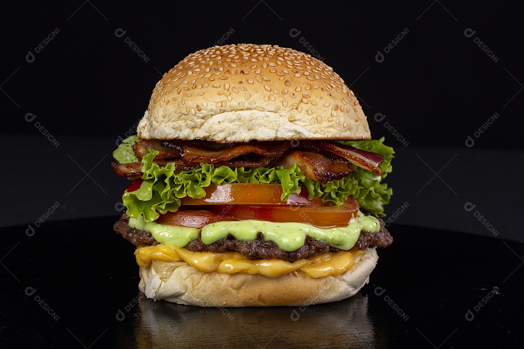 Hamburguer gigante delicioso sobre fundo preto