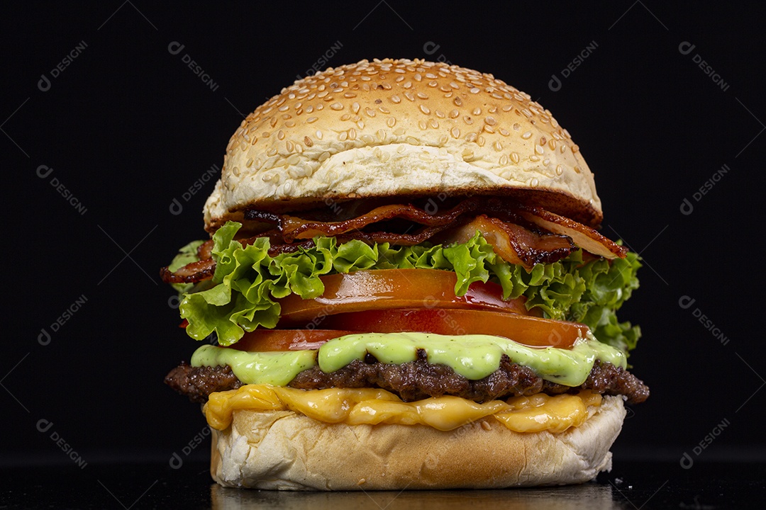 Hamburguer gigante delicioso sobre fundo preto