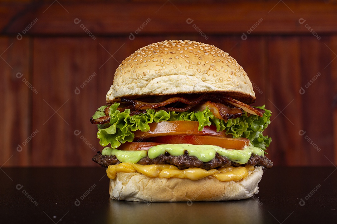 Hamburguer suculento delicioso grande com batatas fritas