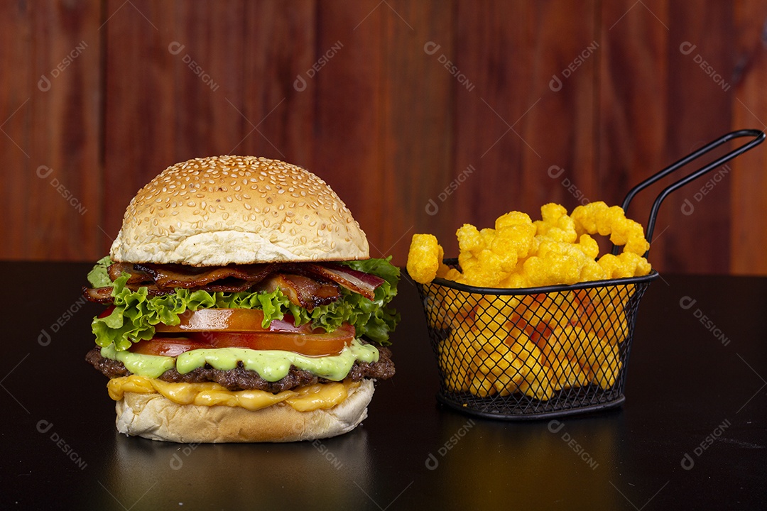 Hamburgueres deliciosos com batatas fritas