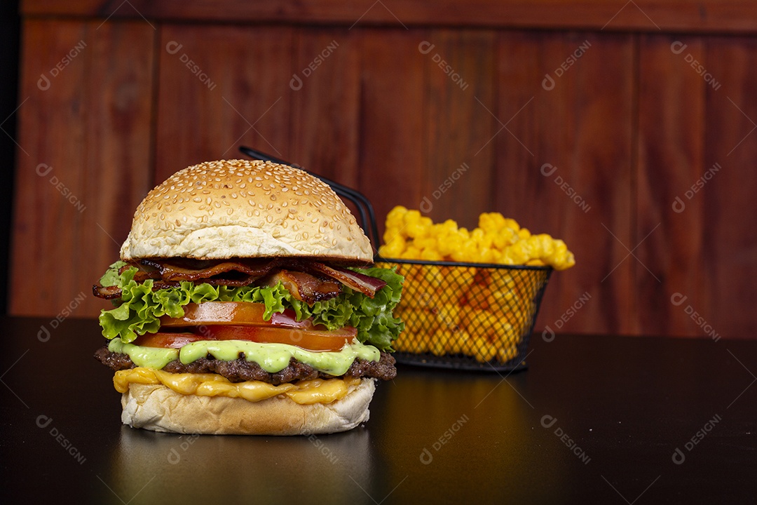 Hamburguer delicioso com batatas fritas
