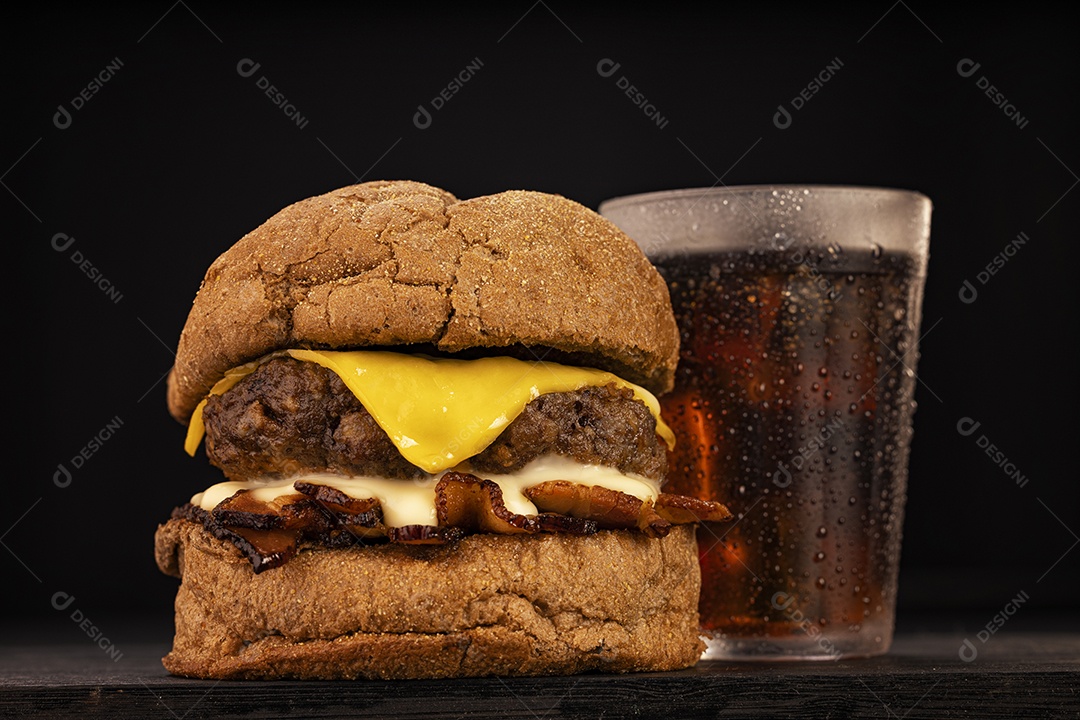 Hamburguer com copo de refrigerante