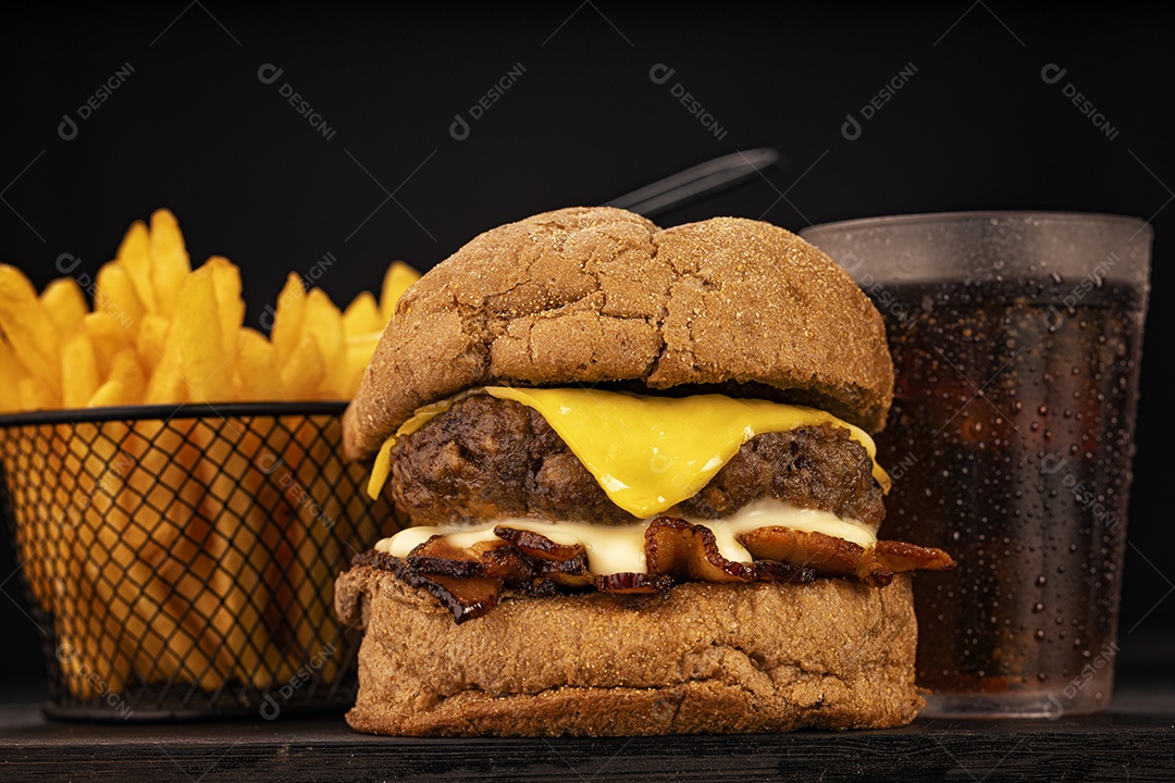 Hamburguer com copo de refrigerante e batatas