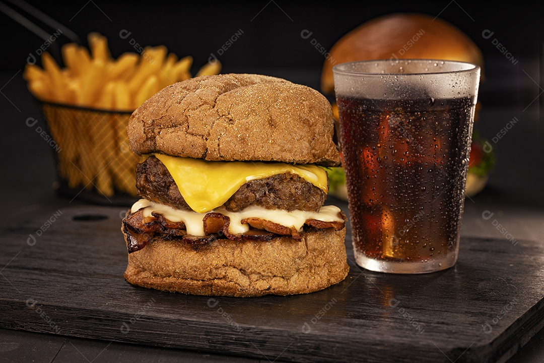 Hamburguer com batatas fritas e refrigerante