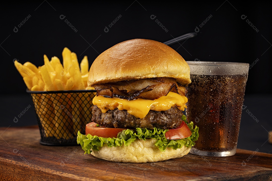 Hamburguer com batatas fritas e copo com refrigerante
