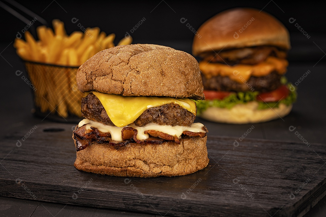 Hamburgueres deliciosos com batatas fritas