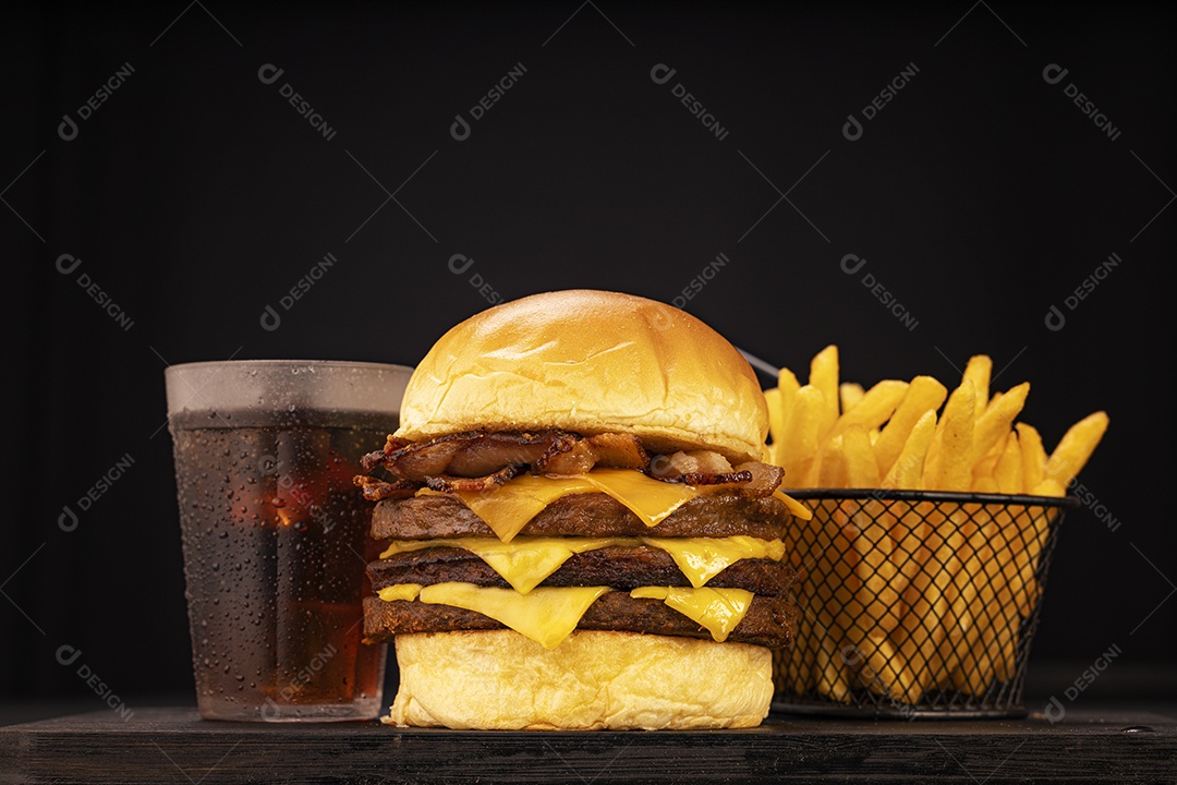 Hamburguer triplo com batatas e refrigerante