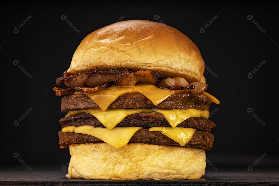 Hamburguer triplo com queijo sobre fundo preto