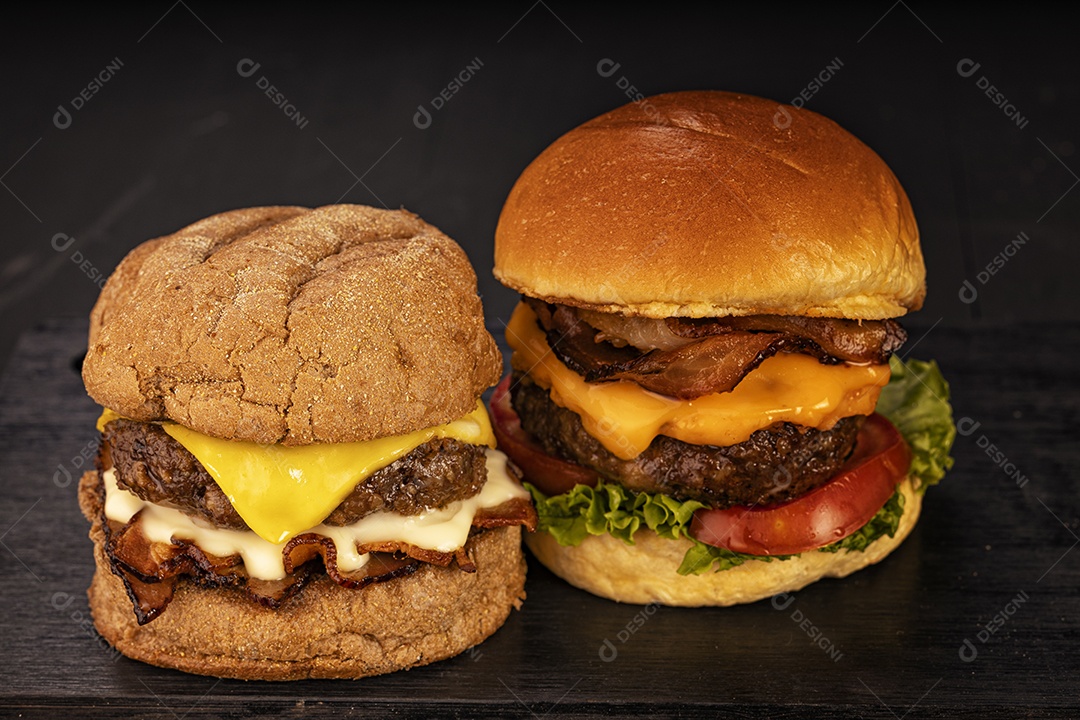 Hamburgueres sobre tábua de madeira