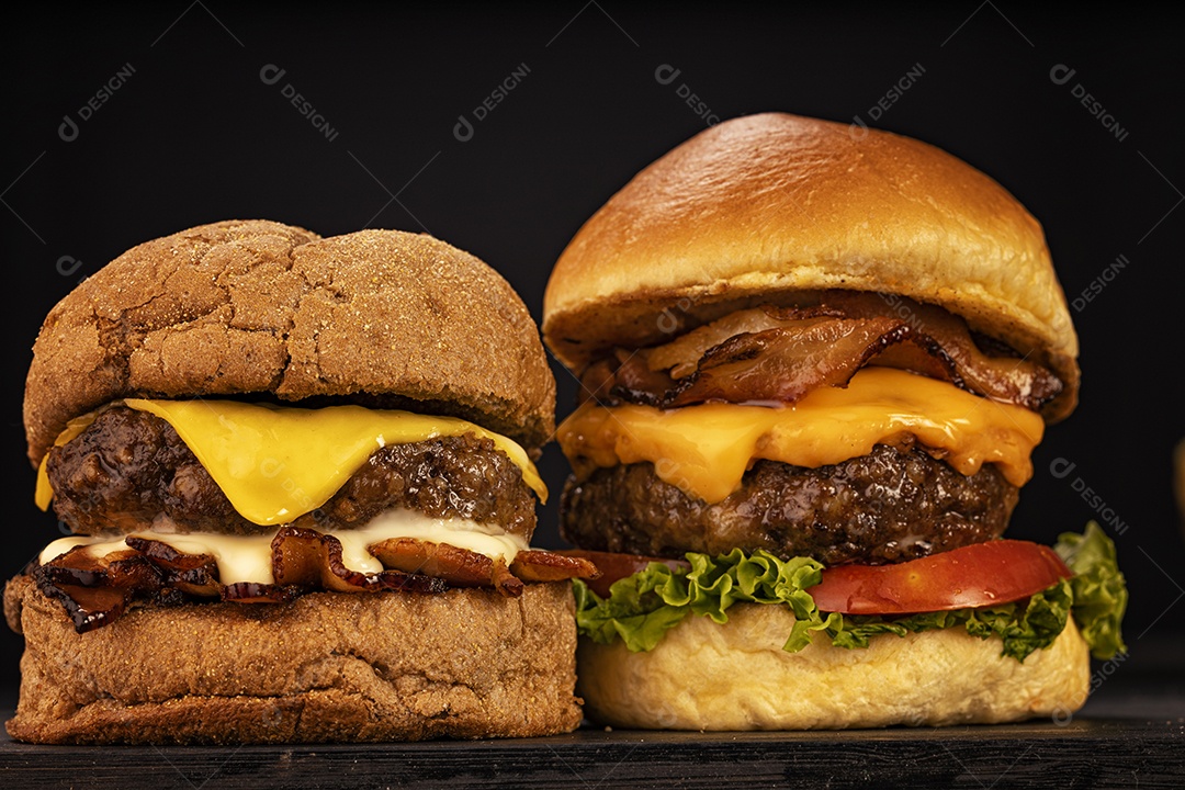 Hamburgueres sobre tábua de madeira