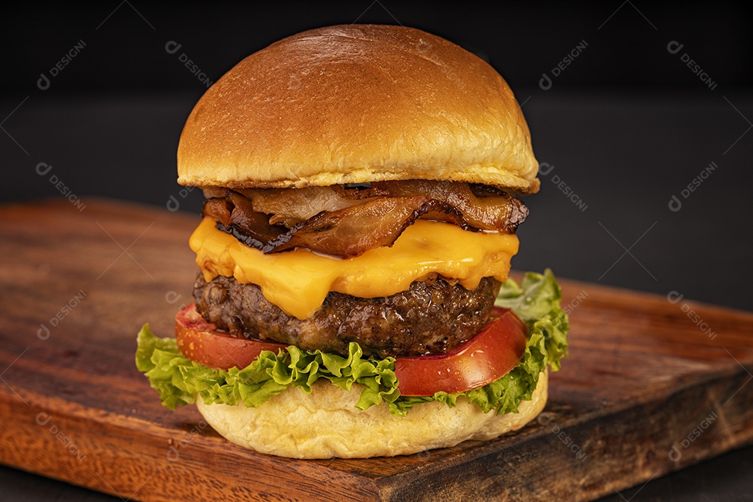 Hamburguer tradicional sobre tábua de madeira