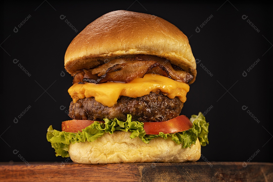 Hamburguer grande delicioso sobre tábua de madeira